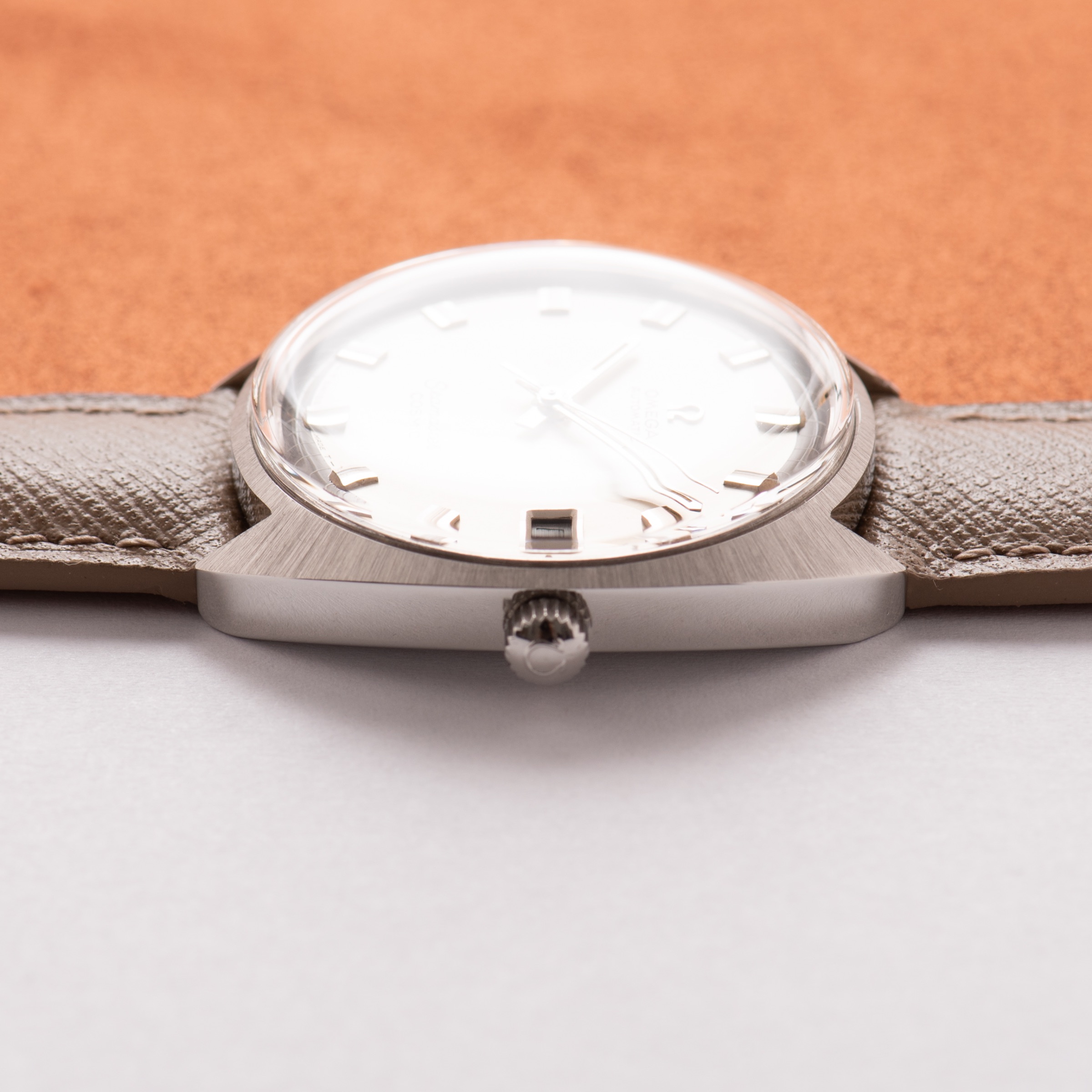 Vue de Omega Seamaster Cosmic — cadran crème — Réf. 166.036 — 1968